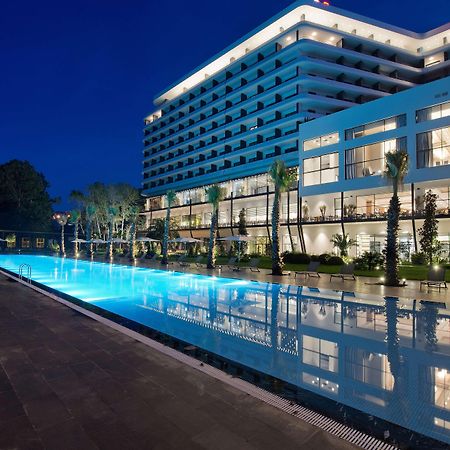 Ramada Plaza Hotel & Spa Trabzon Exterior photo The hotel at night