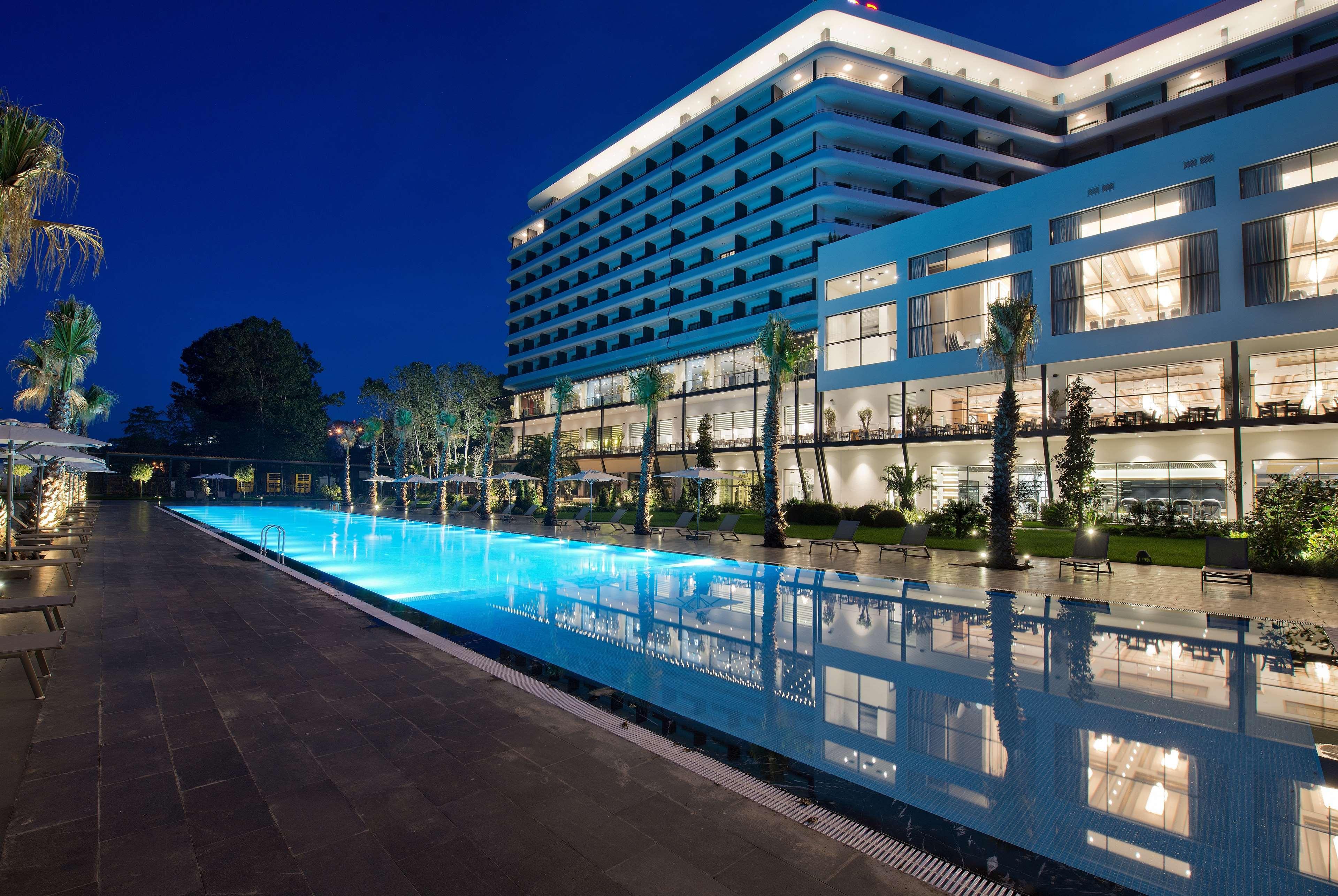 Ramada Plaza Hotel & Spa Trabzon Exterior photo The hotel at night