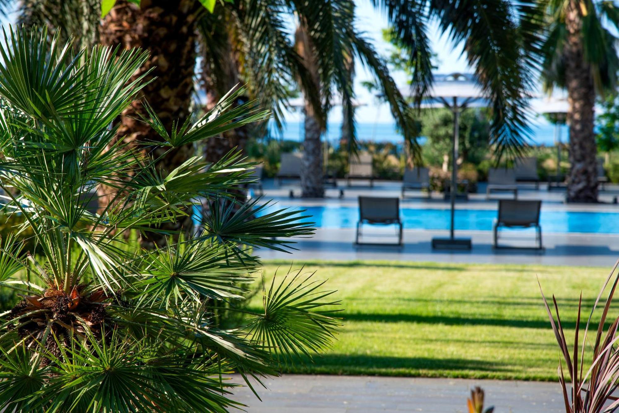 Ramada Plaza Hotel & Spa Trabzon Exterior photo The pool at the hotel