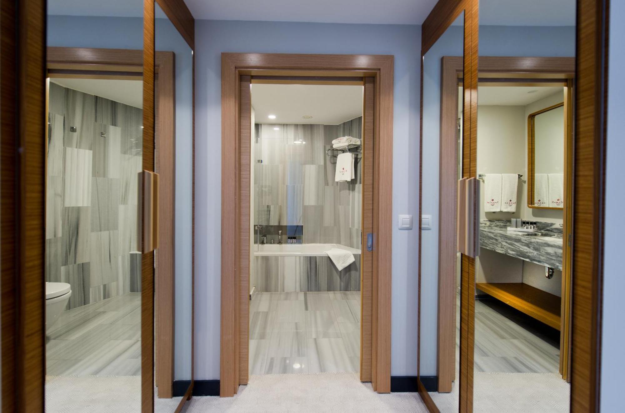 Ramada Plaza Hotel & Spa Trabzon Exterior photo Bathroom