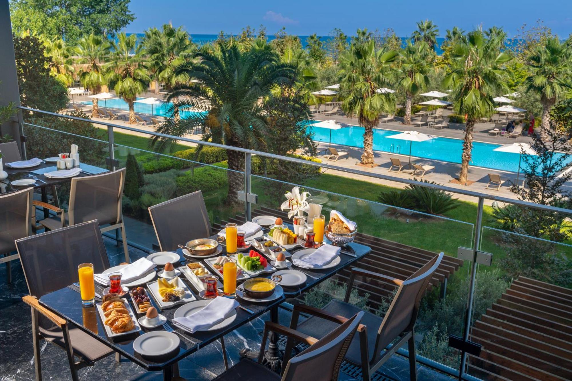 Ramada Plaza Hotel & Spa Trabzon Exterior photo The hotel's pool