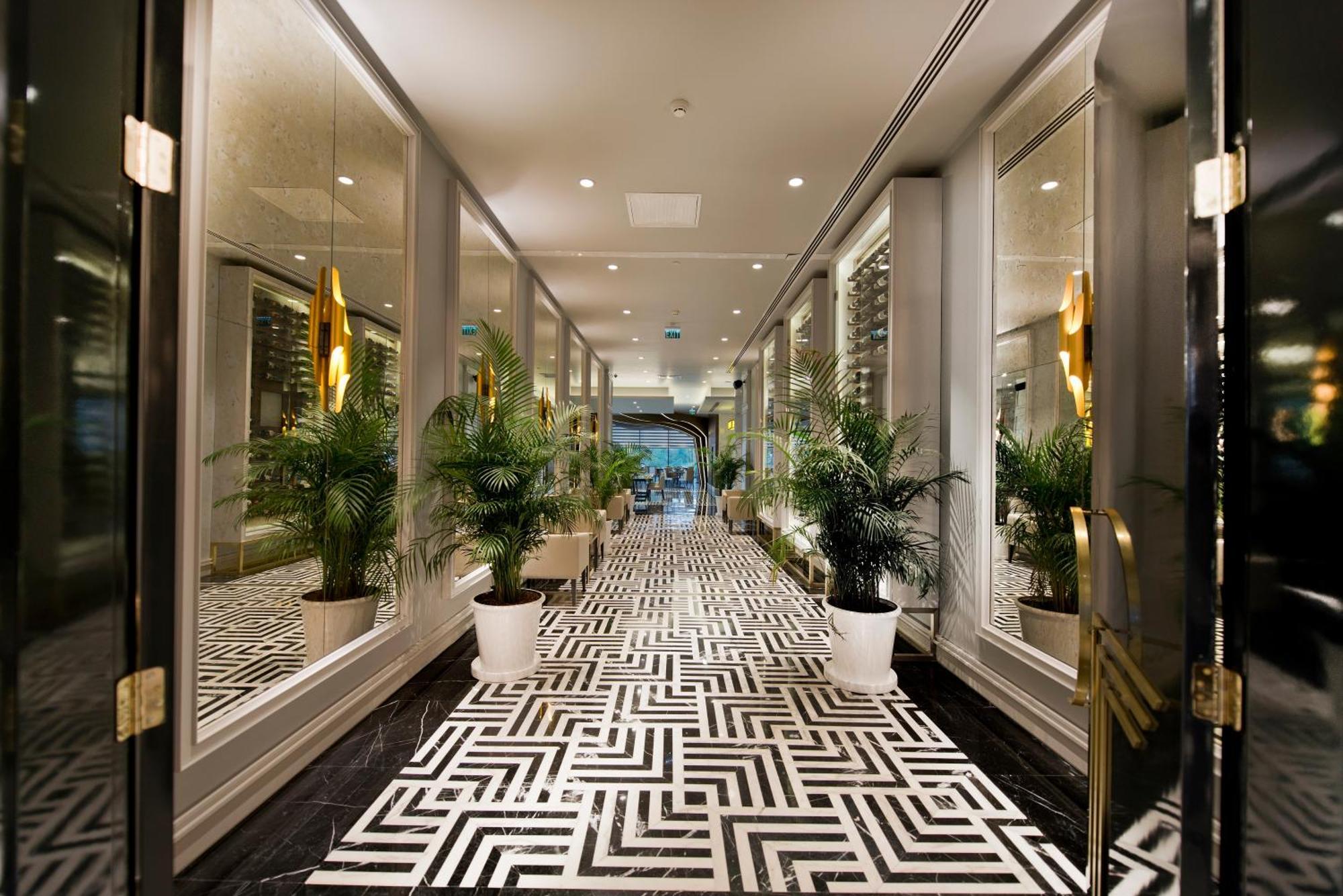 Ramada Plaza Hotel & Spa Trabzon Exterior photo The interior of the hotel